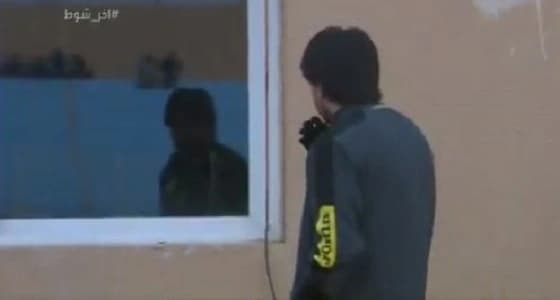 بالفيديو.. مساعد مدرب الاتحاد يدخن في مكان محذور بملعب الباطن