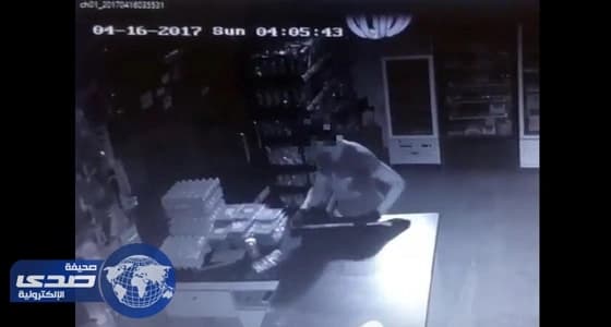 بالفيديو.. لص يقتحم بقالة بجدة ليسرق «شوكولاتة»