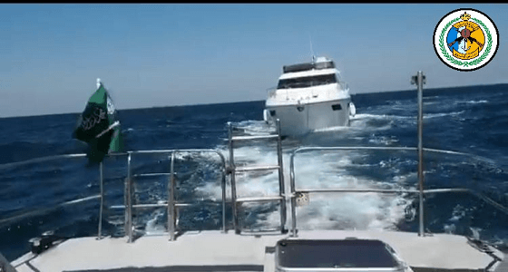 حرس الحدود بالشرقية ينقذ بريطاني وهندي تعطلت ناقلتهم البحرية