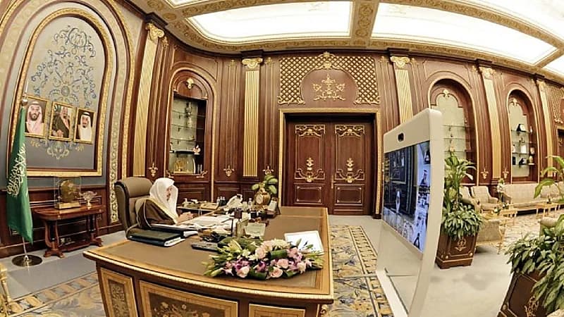 منع الموظف العام وفئات أخرى من مشاركة بالمهمات المرتبطة بمشاريع التخصيص