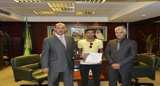 الملحقية الثقافية بمصر تكرم الطالب السعودي أحمد الساير
