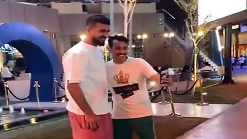 شاهد.. جماهير الهلال يلتقطون صور تذكارية مع "المعيوف"