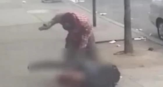 بالفيديو.. رجل يتعرض للضرب والسرقة في الشارع دون تدخل من المارة