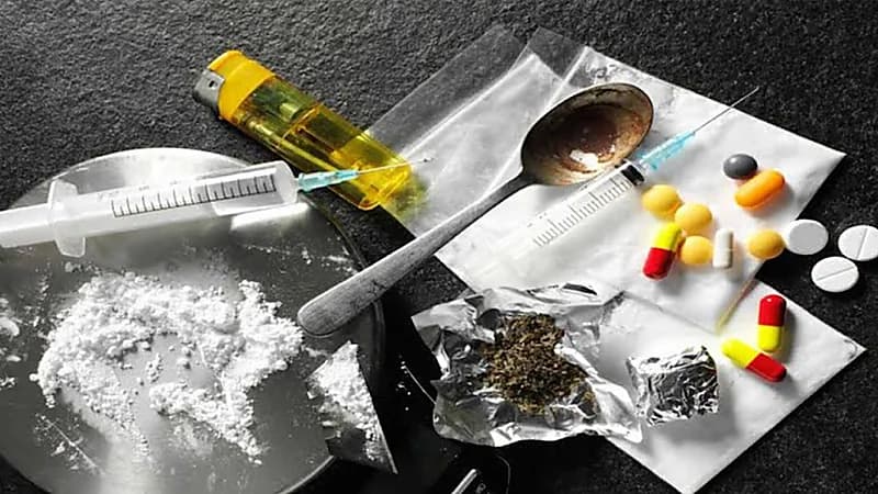 أب وأم يحبسان طفلتهما داخل الحمام أثناء تعاطيهما للمخدرات حتى توفيت