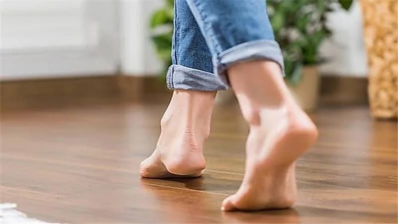 أضرار المشي حافيًا في المنزل