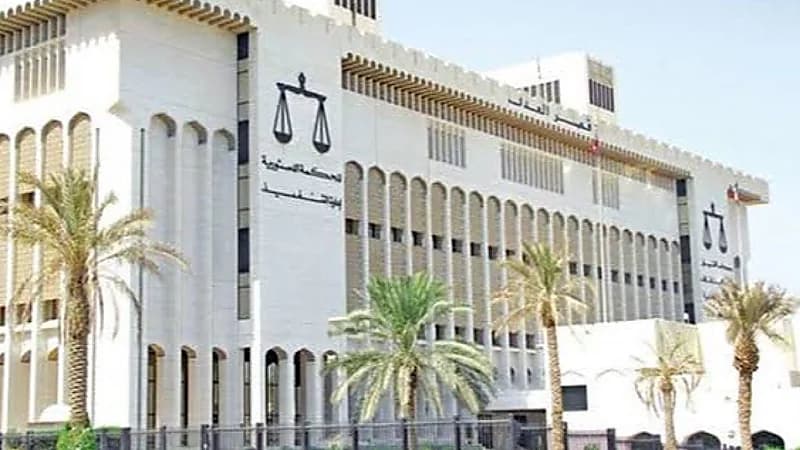 تسريح شرطي تورط في تفتيش أغراض شخصية لـ فتاة بيديه بالكويت