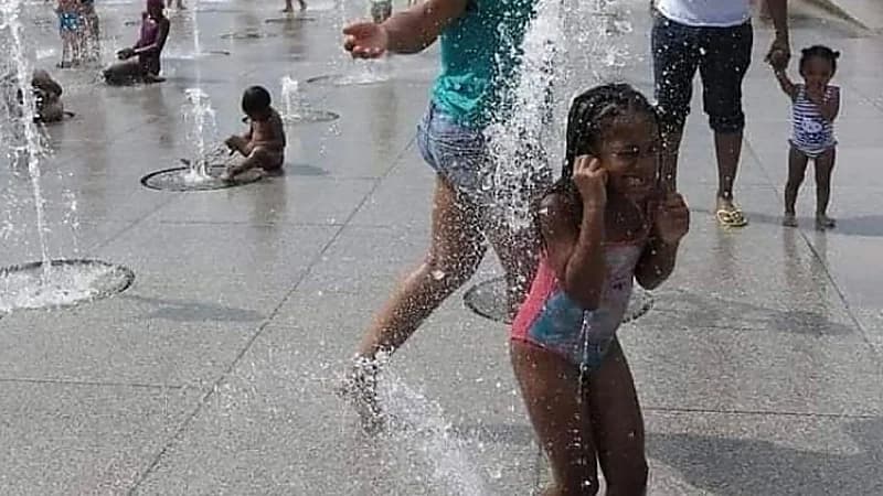 بالصور.. ارتفاع درجات الحرارة يحول نافورة برج إيفل إلى بحيرة