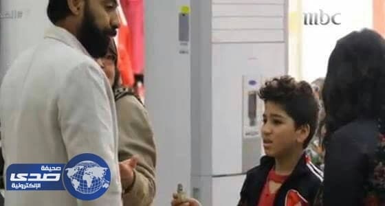 بالفيديو.. مشهد مؤثر لطفل يشتري هديه لأمه ونقوده لا تكفي