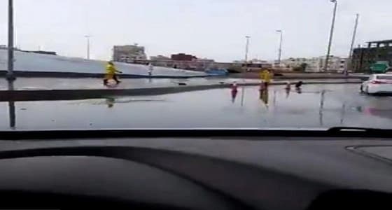 المياه تنفي استخدام شبكة الصرف الصحي لتصريف مياه الأمطار " فيديو "