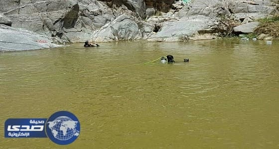 بالصور.. انتشال جثة شابين غرقا في مياه السيول و انقاذ سبعيني احتجزت مركبته في سيل وادي جيزان