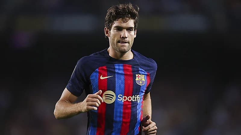 الهلال والاتحاد يتنافسان على ضم مدافع برشلونة