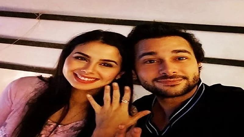 رسميا.. محمود المهدي يعلن زواجه من منة عرفة