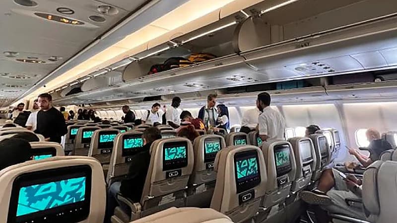 بالفيديو.. الأغاني الوطنية على متن طائرة سعودية متوجهة إلى الدوحة استعدادًا لمباراة الأخضر