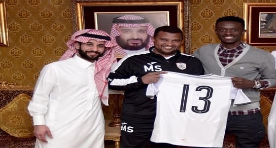 بالصور.. الشباب يعلن التعاقد مع حسن معاذ