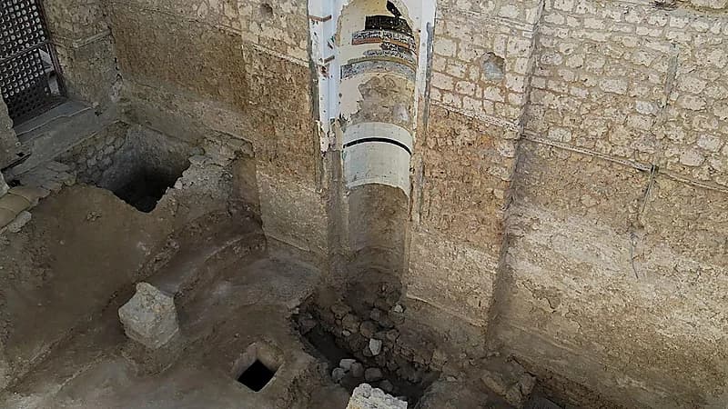 اكتشاف ساريتين من الأبنوس في مسجد عثمان بن عفان تعودان للقرن الأول الهجري