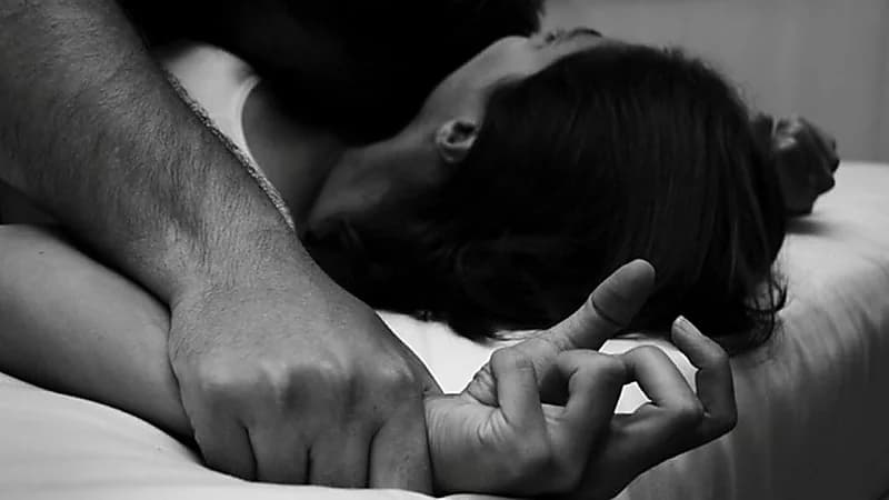 زوج يهشم رأس زوجته بعدما رفضت معاشرته