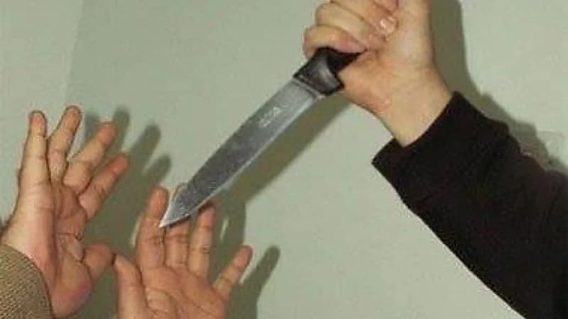 شاب يقتل والدته طعنا 