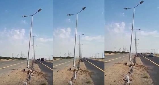 بالفيديو.. مواطن يناشد المسؤولين بمباشرة عمود مهدد بالسقوط على طريق جدة