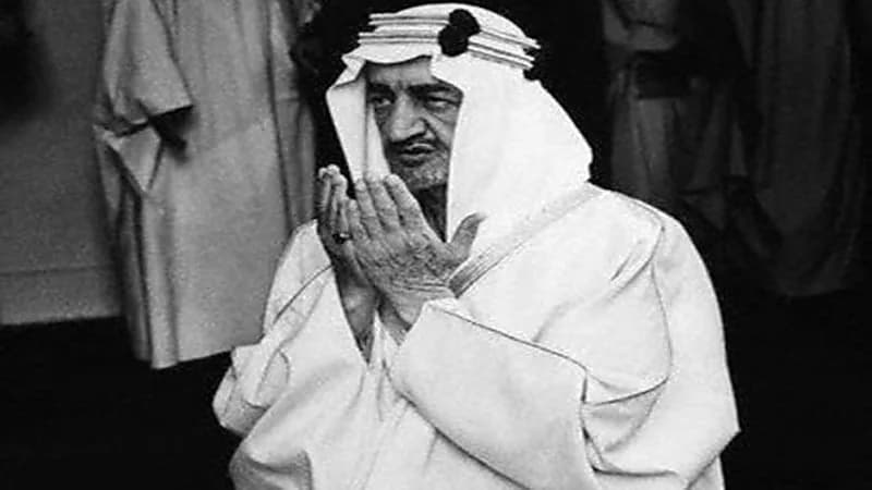 فيديو نادر للملك فيصل خلال زيارته للحرم المكي الشريف