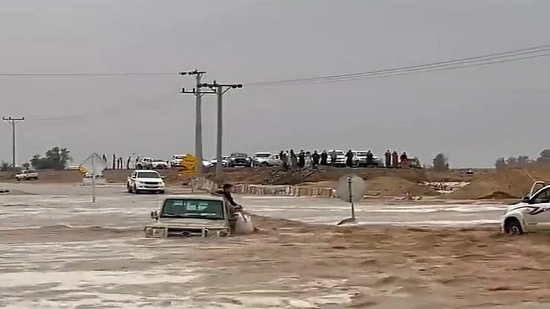 بالفيديو.. لحظة إنقاذ "مسن" عالق وسط سيول شعيب الاثلة بالقصيم