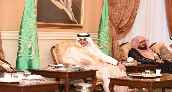 أمير تبوك يستقبل المهنئين بشهر رمضان المبارك