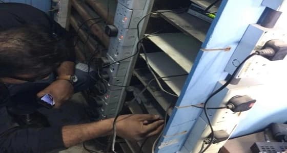 الإعلام تضبط مقيماً يفك شفرات القنوات ويبيعها باشتراك شهري