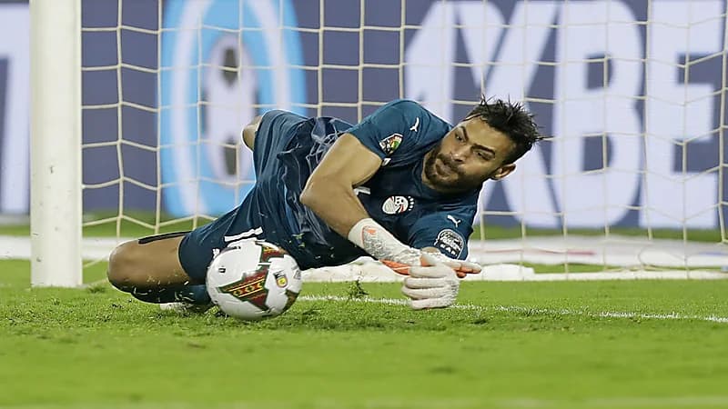 بالصور.. سر زجاجة المياه التي تسببت في تألق حارس المنتخب المصري