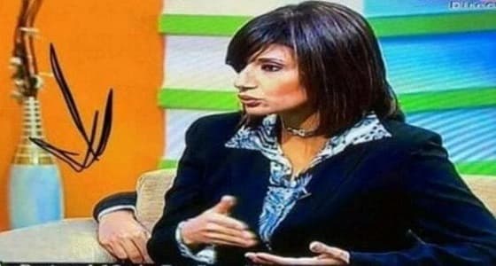 ظهور " يد رجل " غريب خلف مذيعة على الهواء تثير جدلًا