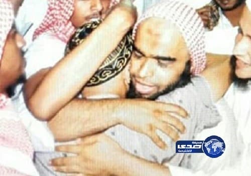 بالفيديو.. طفل يُصيب جده بحالة من الفزع بسبب مقلب