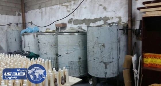 بالصور.. إغلاق معمل عشوائي لتوزيع البخور والعطور المقلدة بجدة