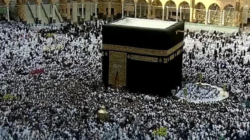 بالفيديو.. حشود غفيرة من المعتمرين في صحن الطواف يرفعون أكفهم بالدعاء