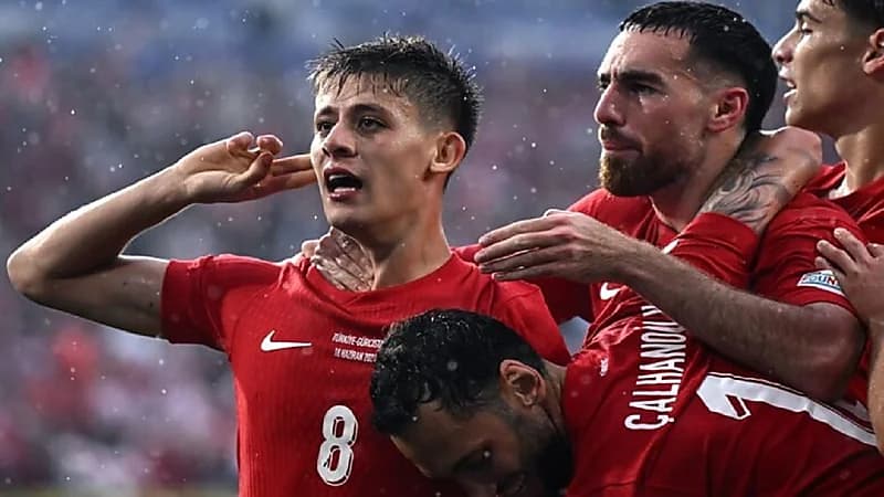 الأمن يمنع دخول مدرب منتخب تركيا .. فيديو