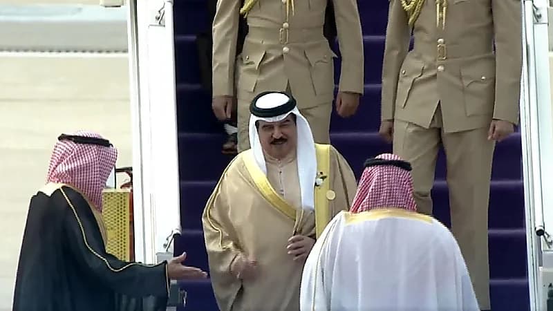 بالفيديو.. وصول ملك البحرين إلى الرياض للمشاركة في القمتين الخليجية والعربية - الصينية