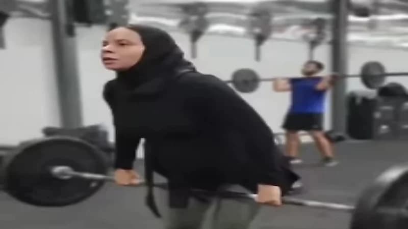 بالفيديو.. سيدة حامل ترفع الأثقال داخل الجيم