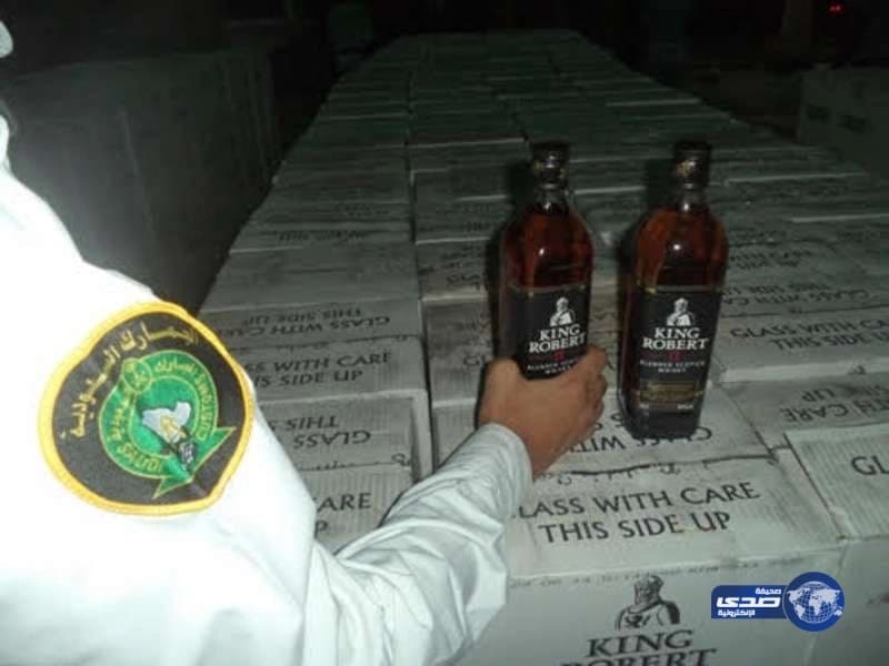 إحباط محاولة تهريب 23 الف زجاجة خمر مخبأة داخل إرسالة "أكواب بلاستيكية"