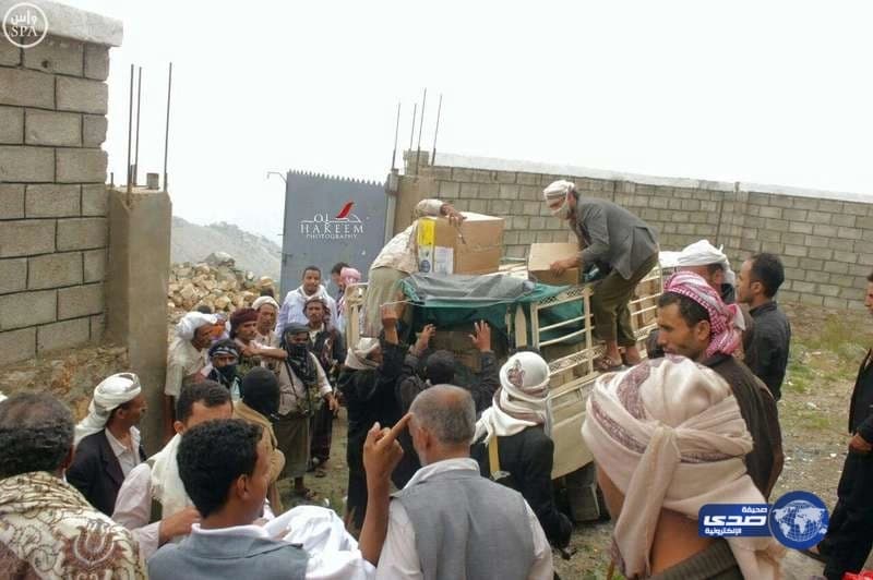 بالصور..600 سلة غذائية من مركز الملك سلمان لقرية "الصراري" في تعز