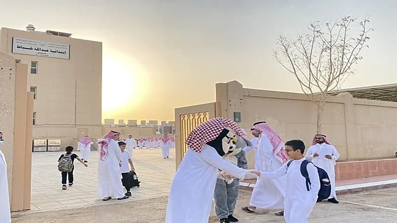 شاهد.. إدارات التعليم تستقبل الطلاب بالورود والهدايا