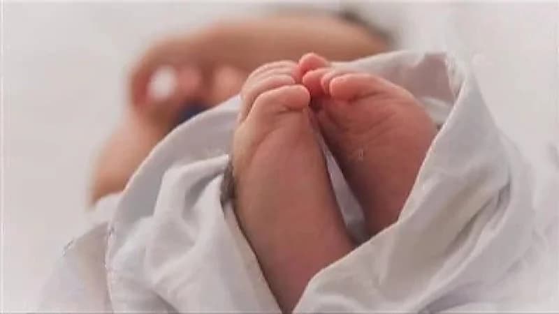 العثور على رضيع داخل كيس أمام مدرسة