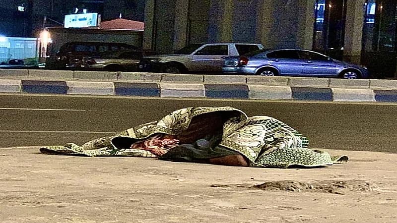 رصد شخص ملقى على الرصيف وملفوفًا داخل بطانية بــ "شرائع مكة"