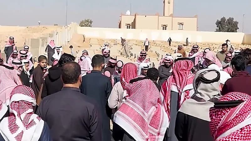 جموع غفيرة من أهالي رفحاء يشيعون جثمان المواطن المقتول بالأردن .. فيديو
