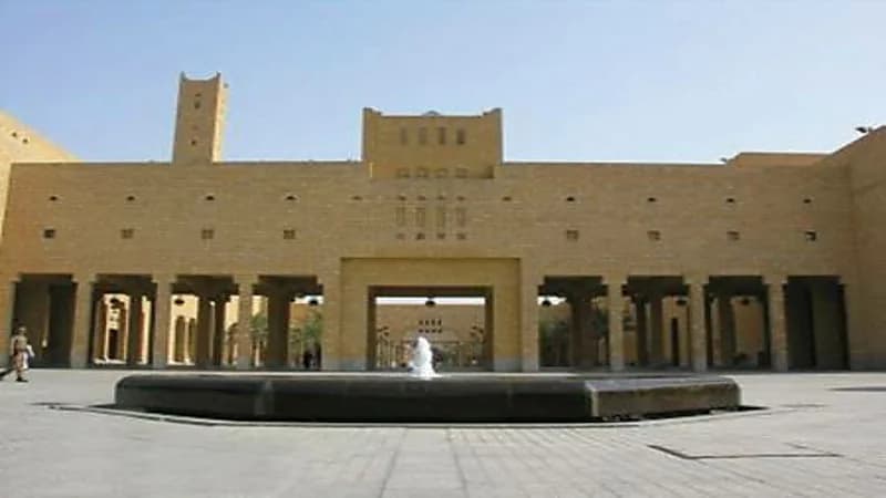 إغلاق محلين لتفصيل الملابس العسكرية بالرياض وضبط مجموعة الأنواط والرتب المخالفة