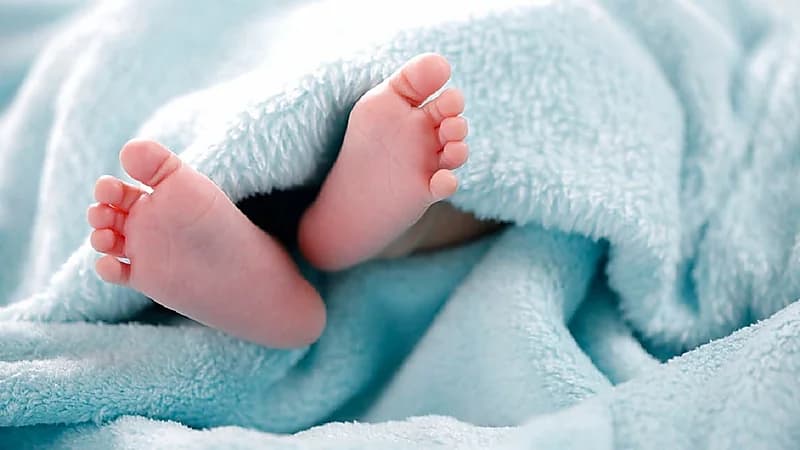أم تقتل رضيعتها وتضعها في الثلاجة