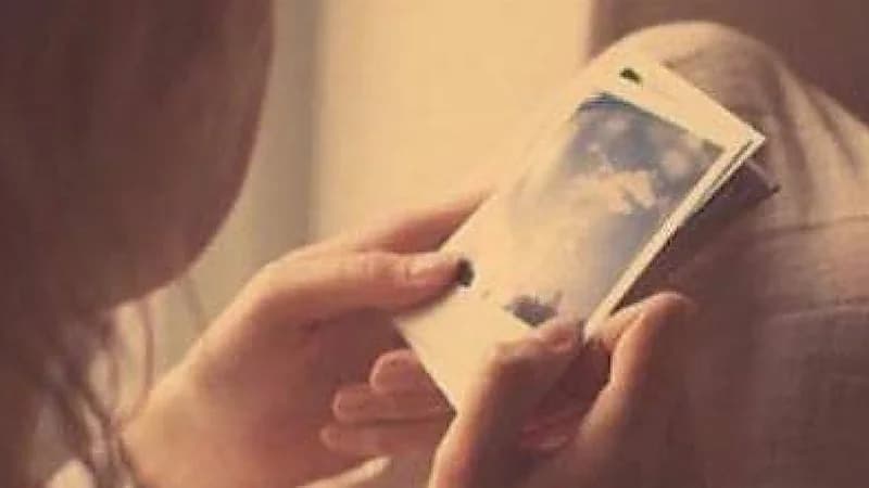 فتاة توثق آخر ذكرى تجمعها بزوجها المتوفي بعد مدة قصيرة من زفافها .. فيديو