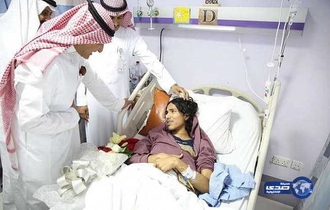 بالصور.. غراب يشارك زوجين سريرهما