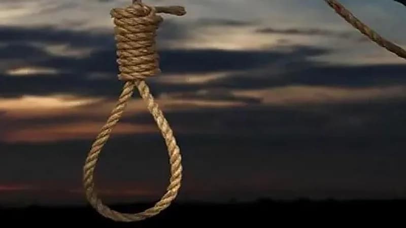 خنقه بحبل وهشّم رأسه.. رجل يقتل صديقه ويدفن جثته بالشارع