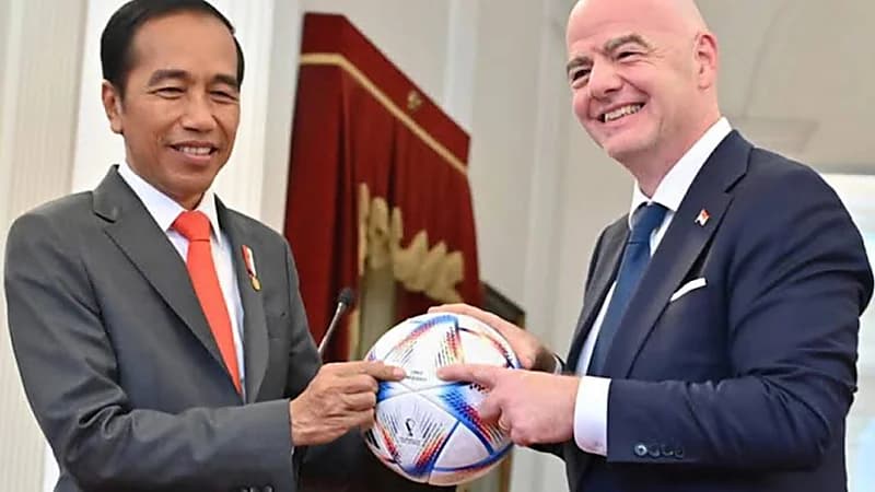 "الرئيس الإندونيسي" يقرر هدم ملعب كرة القدم حيث وقع حادث التدافع المميت