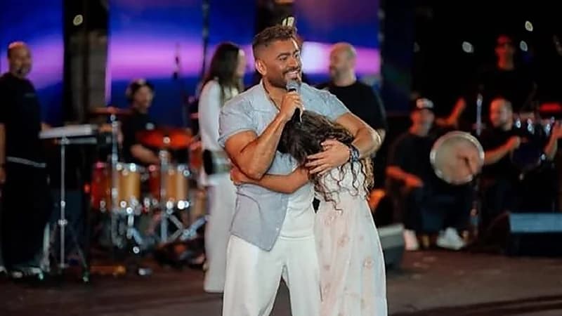 معجبة تقتحم مسرح تامر حسني وتحتضنه.. فيديو