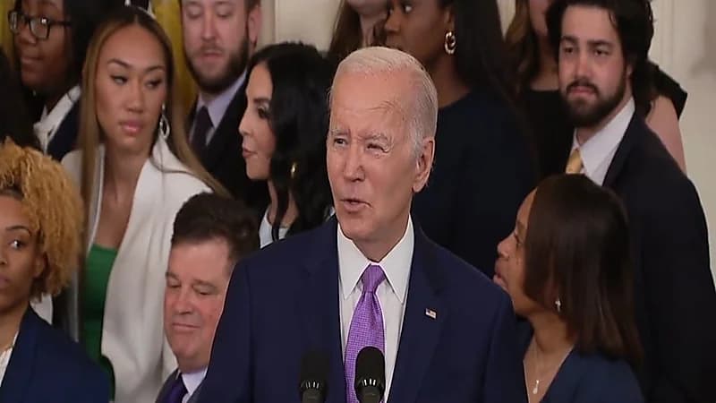 فتاة تتعرض للإغماء أثناء إلقاء بايدن كلمته بالبيت الأبيض.. فيديو