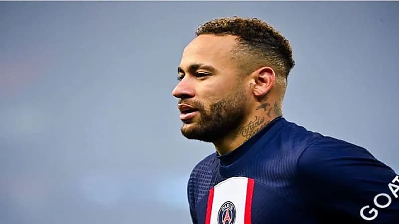 وفد سعودي يصل باريس للتفاوض مع نيمار