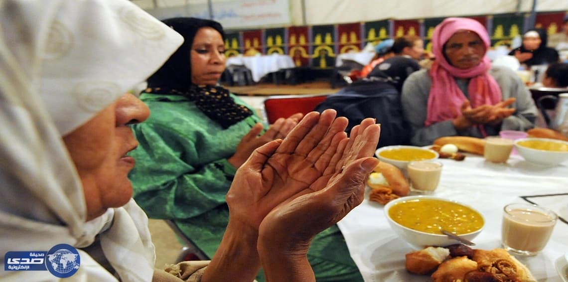 مؤذن يتسبب في إفطار الاهالي قبل آذان المغرب فيقذفونه بالطوب